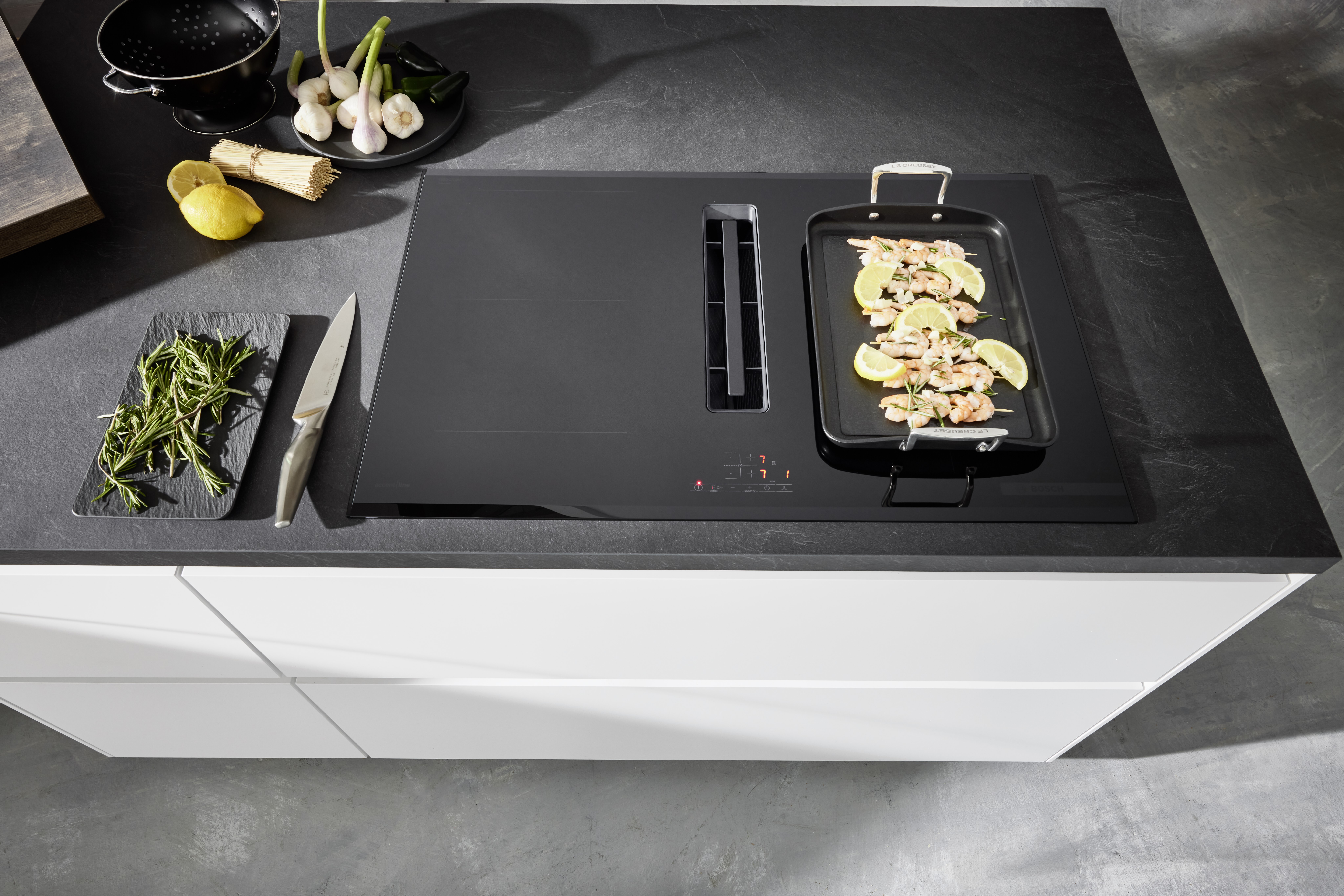 NOBILIA Alpinweiß mit Bosch Geräten - Fokus auf Kochfeld mit Muldenlüfter