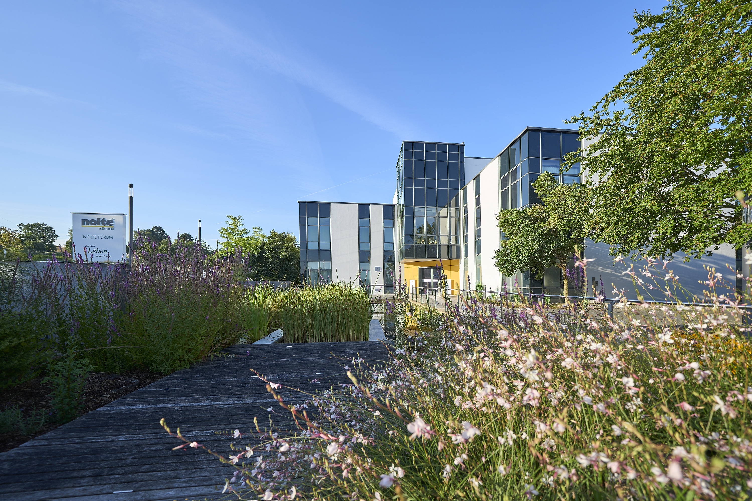 Nolte Forum Nachhaltigkeit Firmengebäude Blumenwiese