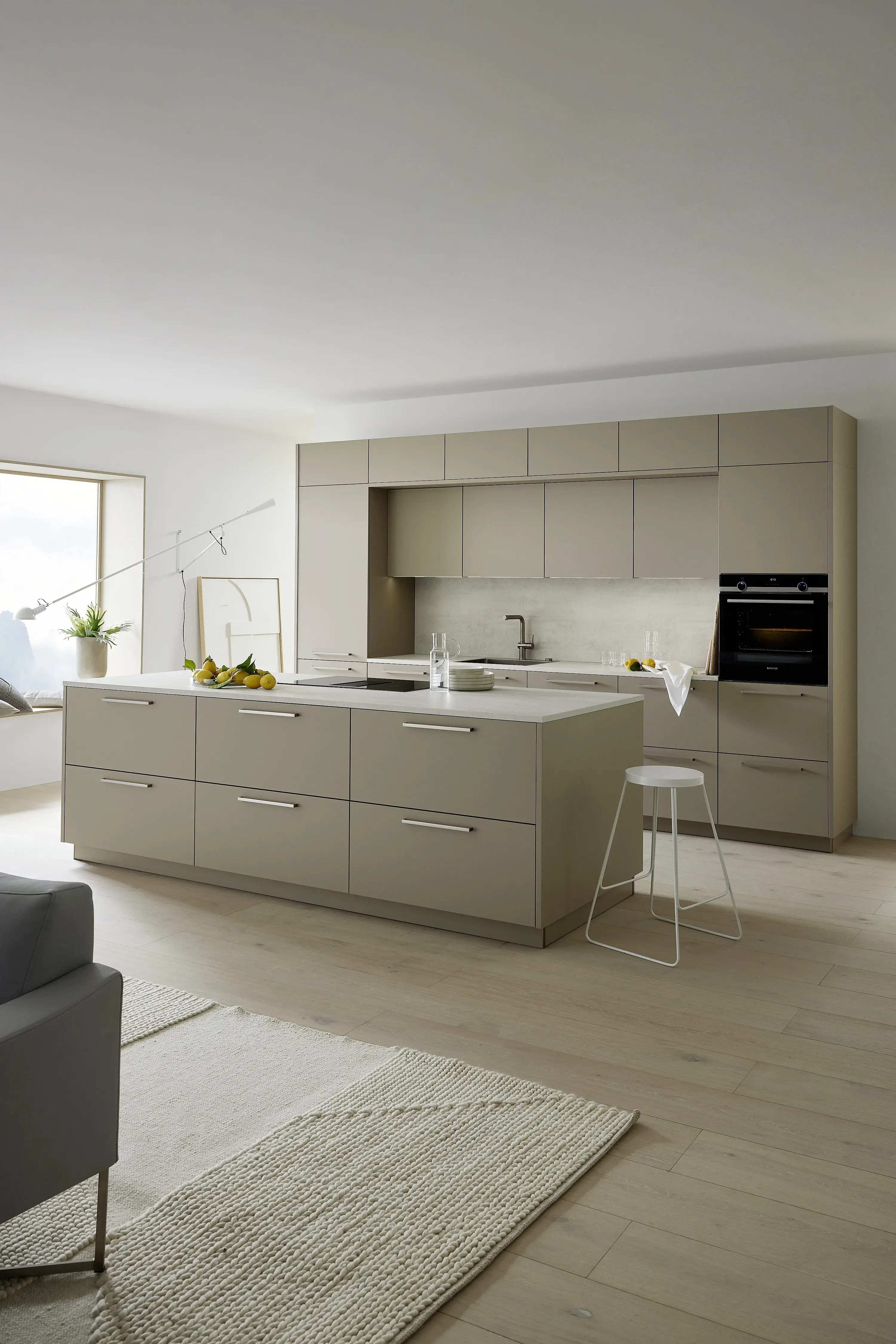 Nolte wandbündig eingebaute Küchenzeile in Greige davor freistehende Küchentheke
